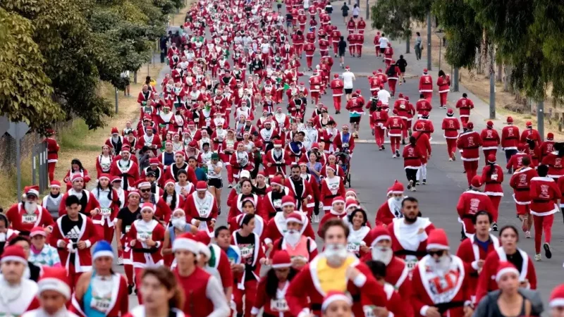 🎅🏃‍♂️ ¡Una Ola de Santas Invade Zapopan! Más de 2,800 Corredores Desatan el Espíritu Navideño en una Carrera Épica 🏃‍♀️🎄