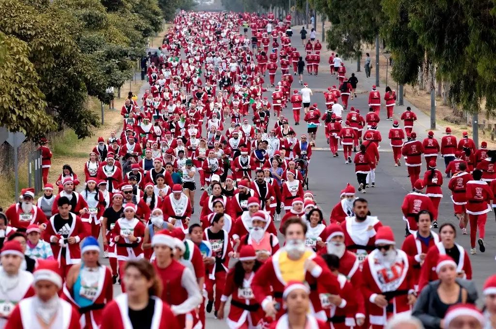 🎅🏃‍♂️ ¡Una Ola de Santas Invade Zapopan! Más de 2,800 Corredores Desatan el Espíritu Navideño en una Carrera Épica 🏃‍♀️🎄